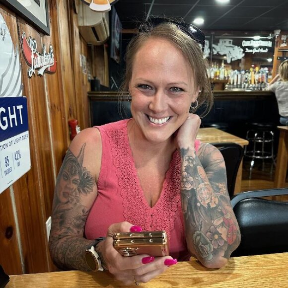 Hi im Jennifer here trying to sell stuff to raise an expensive daughter l - Picture 1 of 1